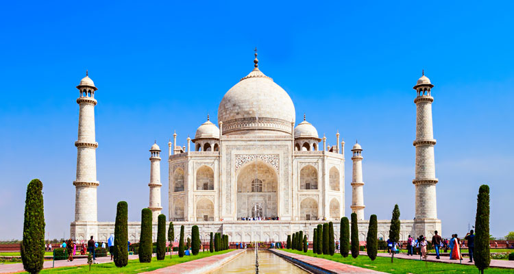 A picturesque view of taj mahal in India